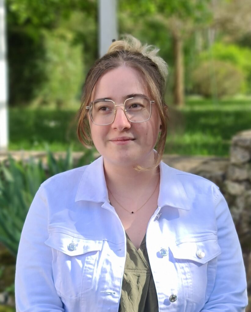 Ceci est un portrait de la fondatrice de CASE. Juliette est blonde avec un sourire discret et un regard doux. De grandes lunettes carrées sont posées sur son nez