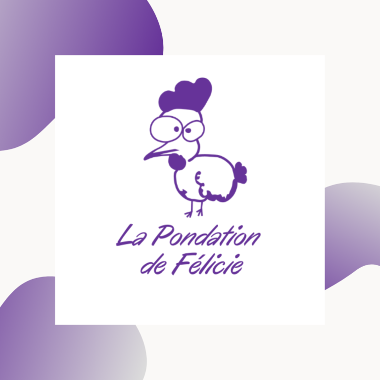 Ce dessin est le logo de la Pondation de Félicie, association de sauvetage d'anciennes poules pondeuses. Sur le logo on peut voir un dessin d'une poule qui n'est pas réaliste. Ses deux yeux ne sont pas de la même taille et la poule louche. Au dessous, nous pouvons y lire "La Pondation de Félicie". l'intégralité du logo est violet.